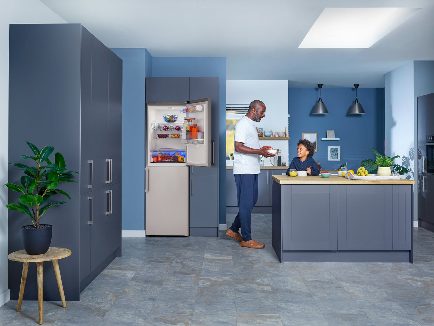 Fridge Freezer with HarvestFresh™ | 191cm (H) | Black | CFP3691DVB