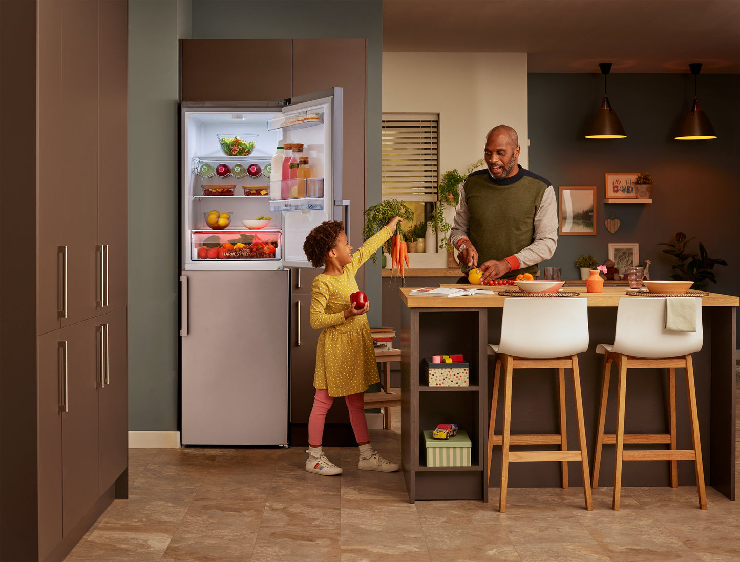 Fridge Freezer with HarvestFresh™ | 191cm (H) | Black | CFP3691DVB